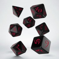 Noppasetti: Classic RPG Dice Set (Musta - Punainen Kaiverrus) 7 noppaa