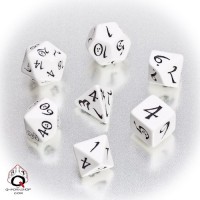 Classic RPG Dice White (valkoinen - musta kaiverrus)