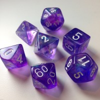 Noppasetti: Chessex Borealis Polyhedral Purple/White (7)