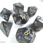 Noppasetti: Chessex LUSTROUS  POLYHEDRAL BLACK/GOLD    (7)